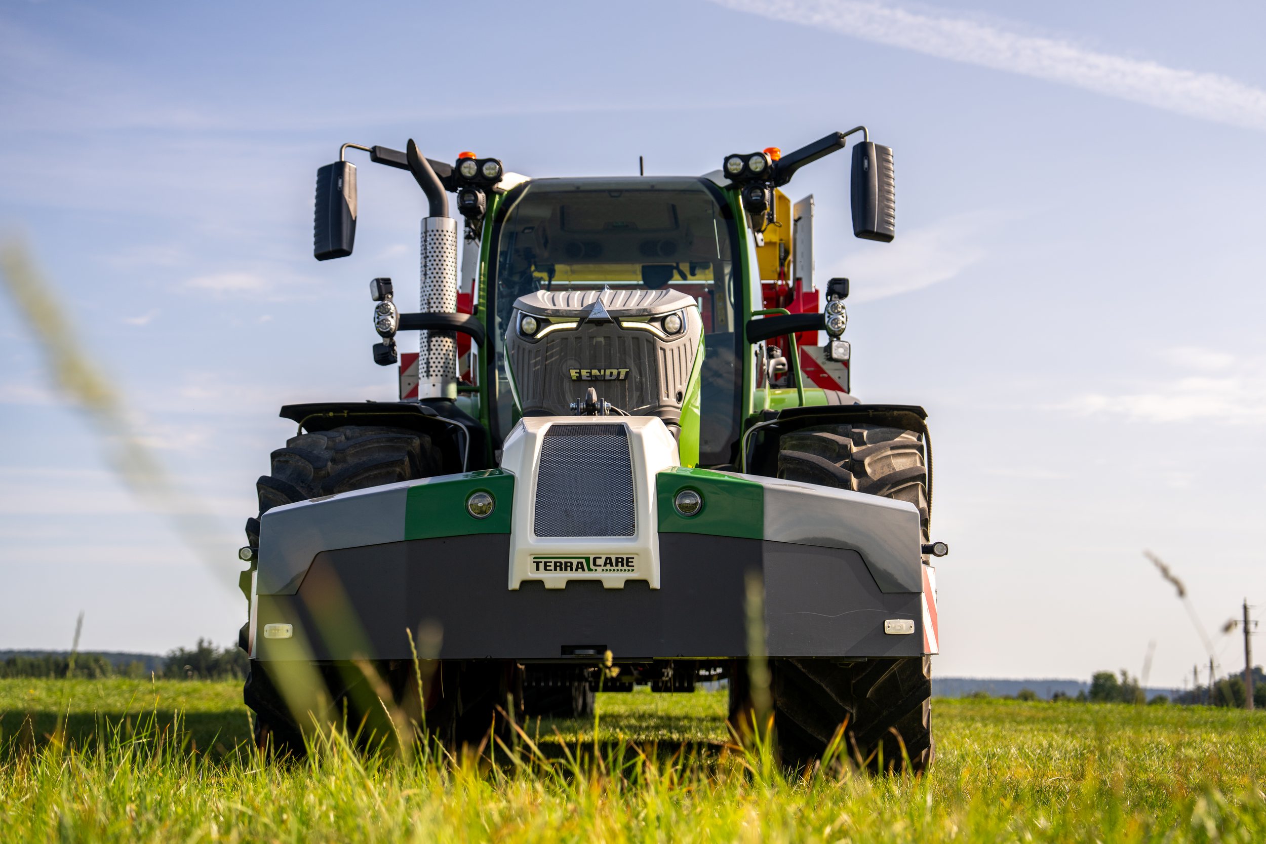 Traktor von vorne mit Reifendruckregelanlage