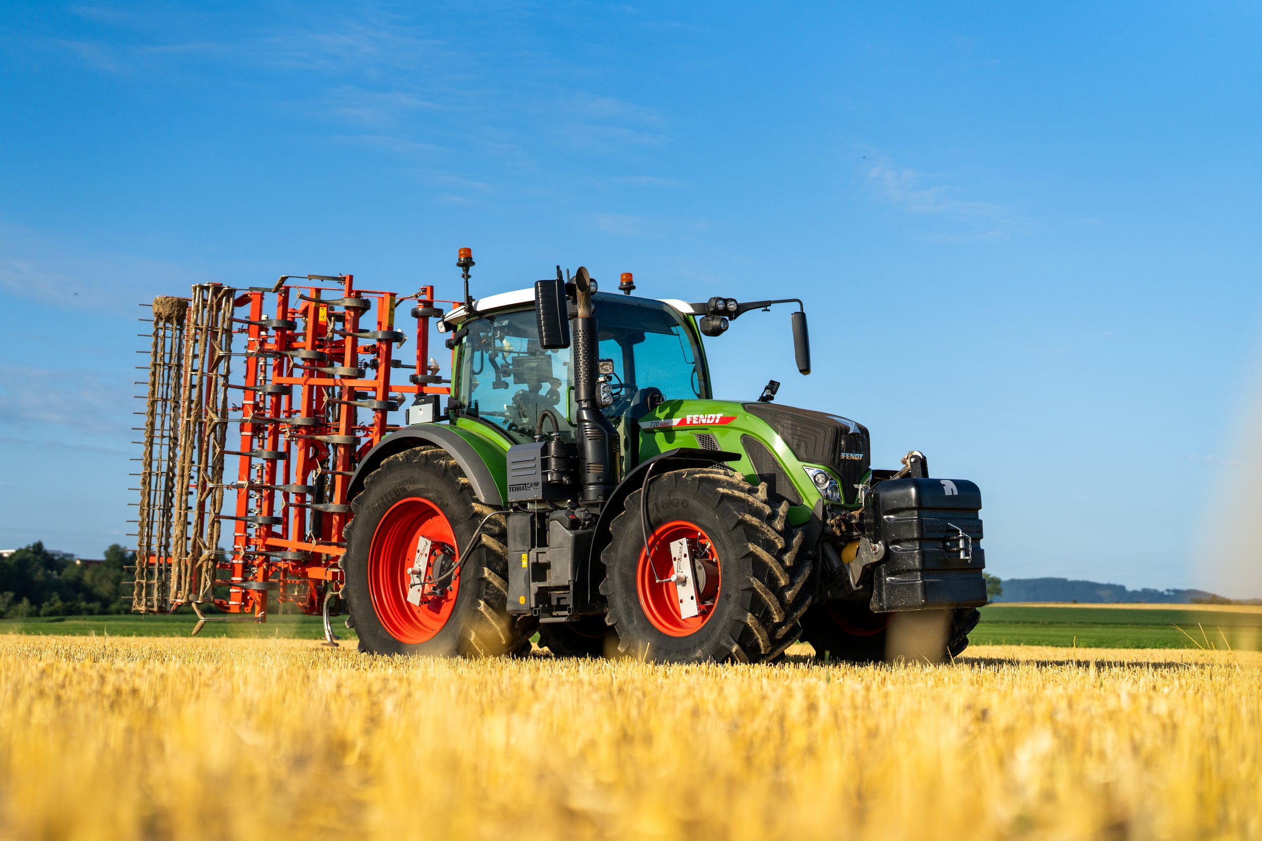 Traktor bei der Feldarbeit