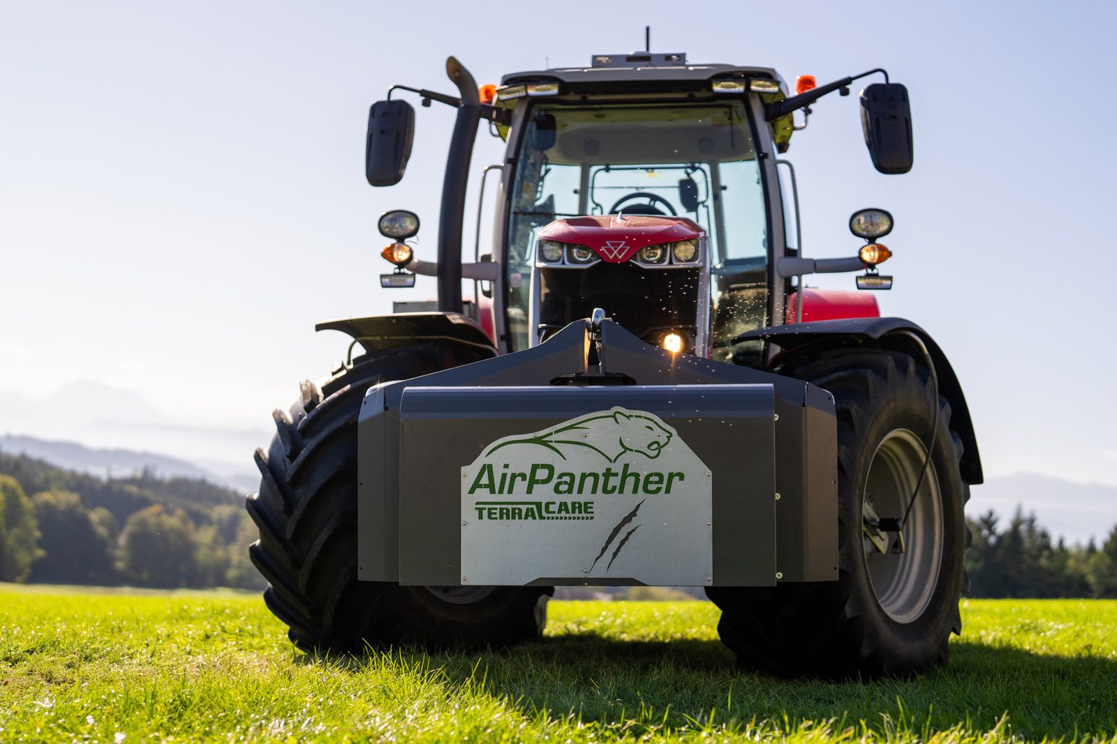 Traktor mit TerraCare AirPanther als Frontgewicht auf der Wiese