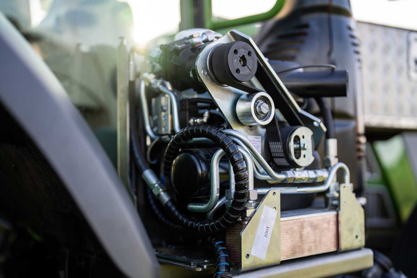 Nahaufnahme der TerraCare-Kompressortechnik am Traktor